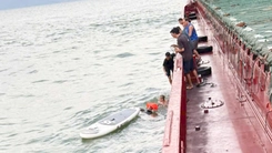 Hai cha con bơi thuyền sup bị sóng cuốn xa bờ 30km, trôi dạt trên biển 13 giờ