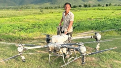 Đề xuất khen thưởng ‘người hùng’ dùng máy bay phun thuốc sâu giải cứu 2 em nhỏ giữa sông Ba