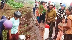 Hiện trường 2 cháu gái chết dưới mương nước, có chiếc xe máy ngã bên cạnh