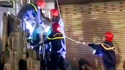 Video giải cứu người đàn ông mắc kẹt trên biển quảng cáo cao 15m ở Đồng Nai