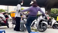 Bà bán trà đá đuổi cô gái 'đứng vào chỗ bán hàng' bị phạt 2,5 triệu đồng vì lấn chiếm vỉa hè