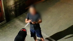 Xác minh clip người đàn ông cầm dao đe dọa nhiều người trong nhà ở Vĩnh Lộc, TP.HCM