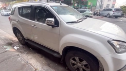 Cận cảnh chiếc xe hơi bị 'bỏ quên' cả năm cạnh ký túc xá ở Nha Trang