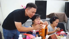 Góc nhìn trưa nay | Từ chàng trai đánh giày thành ông chủ bệnh viện đồ da giúp người yếu thế