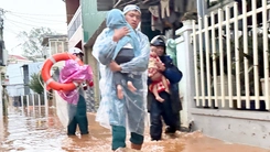 Mưa lớn gây sạt lở đè chết 2 khách trong quán cà phê, hàng trăm người sơ tán ở Đà Lạt