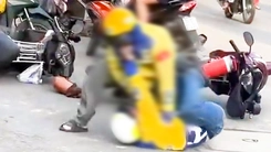 Video 2 tài xế xe ôm đánh nhau trước trường đại học ở TP.HCM, công an vào cuộc