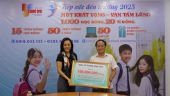 Họa sĩ Phan Phú Yên trao 100 triệu đồng ủng hộ chương trình Tiếp sức đến trường 2025