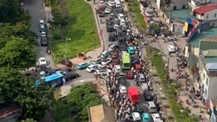 Cấm cầu Long Biên giờ cao điểm để quay phim, người dân bức xúc