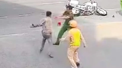 Tạm giữ người đàn ông giấu xe máy vào nghĩa trang sau tai nạn, còn tấn công cảnh sát