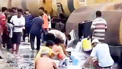 Hàng trăm người mang xô, can nhựa đi múc dầu tràn sau sự cố lật tàu ở Campuchia