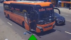 Video nhân viên xe khách tuôn rác xuống đường khi dừng đèn đỏ