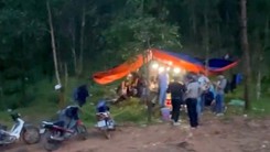 Cảnh sát mật phục triệt phá sòng bạc giữa rừng, tạm giữ nhiều người