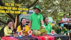 Nữ bí thư xã livestream bán sầu riêng cùng bà con