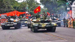 Video đoàn xe tăng, thiết giáp di chuyển đến khu vực tập kết chuẩn bị hợp luyện tối 24-8