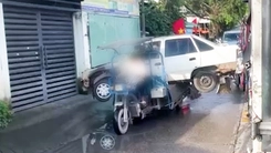 Cảnh sát giao thông tịch thu xe ba gác chở vỏ ô tô gây ùn tắc ở TP.HCM