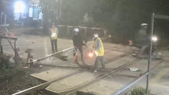 Tông bay gác chắn, hai người đi xe máy được cứu kịp thời ngay trước mũi tàu