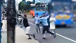 Clip 2 tài xế xe khách và ô tô đánh nhau trên quốc lộ 1 ở Cà Mau, công an đang làm rõ