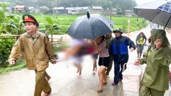 Vượt 35km trong mưa lũ đưa sản phụ đến bệnh viện sinh con an toàn