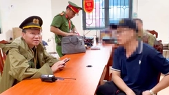 Công an xử lý người đàn ông xếp 10 ghế 'giữ chỗ' xem diễu binh để bán kiềm lời