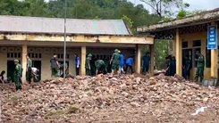 Cảnh ngổn ngang ở ngôi trường vùng biên giới sau bão số 5