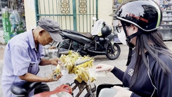 Góc nhìn trưa nay: Người đàn ông U70 vượt hơn trăm cây số bán bánh mưu sinh