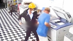 Camera ghi hình thanh niên vào tiệm photocopy, bất ngờ rút dao đâm chủ tiệm
