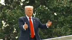 Ông Trump thực sự 'đi dạo' hay đang làm gì trên mái Nhà Trắng?