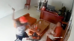Camera ghi hình hung thủ xông vào nhà chém lìa tay nạn nhân, công an đang điều tra