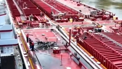 Trực thăng vướng dây điện, rơi trúng sà lan ở Mỹ