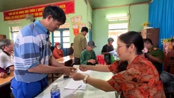 Người dân khắp nơi phấn khởi nhận quà Quốc khánh 2-9