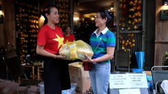 Một gia đình ở Hà Nội phát 1.000 bánh mì, mời đồng bào nghỉ qua đêm chờ diễu binh