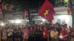 Người dân trên phố Hàng Cháo hát vang, thức xuyên đêm chờ xem diễu binh