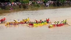 Hàng chục ngàn người về Lệ Thủy xem hội đua thuyền mừng Tết Độc lập