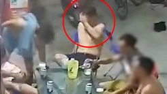 Video người đàn ông đổ gục trong quán sau khi chơi thể thao