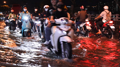 Người dân TP.HCM bì bõm giờ tan tầm vì triều cường