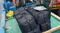 Ngư dân TP.HCM vớt hơn 81kg cần sa trôi trên biển Bình Châu