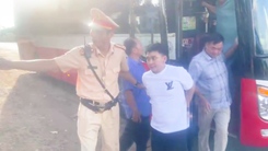 Ném ly thủy tinh làm chết bạn nhậu, bị công an bắt nóng trên xe khách