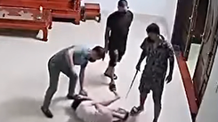 Clip nhóm người xông vào nhà đánh một phụ nữ: Công an đang điều tra, hé lộ nguyên nhân vụ việc