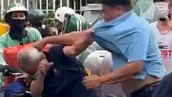 Người đàn ông lớn tuổi bị đánh tới tấp ở phường Sài Gòn, công an đang xác minh