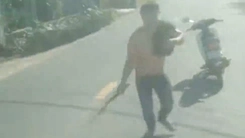 Xác minh clip người đàn ông đi xe máy cầm rựa chặn đầu đập kính xe tải ở Củ Chi