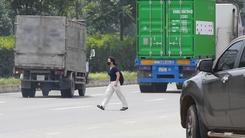 Có cầu vượt đi bộ nhưng nhiều sinh viên vẫn băng ngang đường để tới trường, bất chấp nguy hiểm