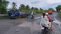 Cận cảnh quốc lộ 61 ở An Giang chi chít 'ổ voi, ổ gà' chực chờ bẫy người đi đường