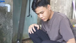 Tân sinh viên mồ côi cha, nuôi bầy gà mua thuốc cho mẹ bệnh ung thư và đóng tiền học