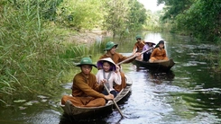 Làng rừng Vồ Dơi được phục dựng ở U Minh Hạ khiến du khách thích thú