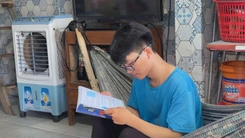 Tiếp sức đến trường: Mẹ chạy xe ôm, bán vé số nuôi con trai vào Đại học Y khoa Phạm Ngọc Thạch