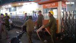 Thu giữ nhiều bàn ghế, xe đẩy của người bán hàng rong trước cổng bệnh viện lớn ở TP.HCM
