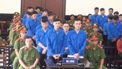 Mang hung khí hỗn chiến gây náo loạn đường phố, 31 thanh niên hầu tòa