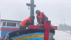Huế cấm biển, bộ đội gia cố nhà cửa, xuống đồng giúp dân ứng phó bão Bualoi
