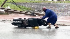 Khoảnh khắc gió bão Bualoi quật ngã người đi xe máy ở Cửa Lò, Nghệ An