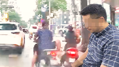 Mời làm việc người đàn ông đạp vào xe máy của người phụ nữ tại ngã tư ở Hà Nội